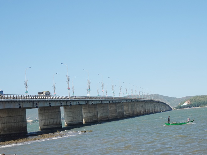 Cầu Thị Nại 1 bắt qua Đầm Thị Nại